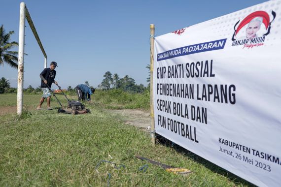 Ganjar Muda Padjajaran Benahi Lapangan Bola dan Gelar Laga Persinga U-21 vs Tim Legend - JPNN.COM