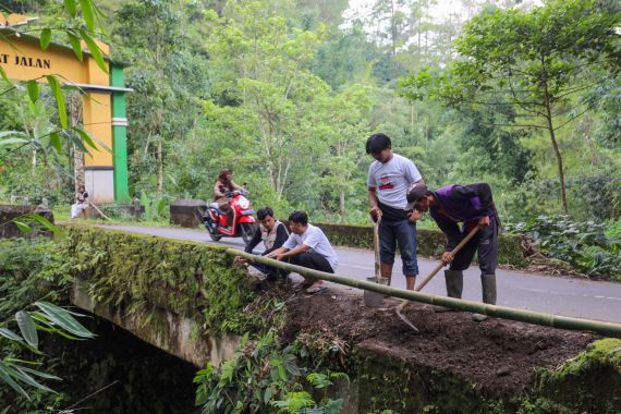 OMG Sulsel dan Warga Desa Rappolemba Kompak Perbaiki Pembatas Jembatan - JPNN.COM