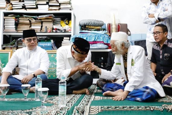 Ganjar Pranowo Dapat Nasihat dari Abuya Muhtadi Saat Melawat ke Banten - JPNN.COM