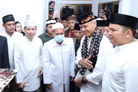Ganjar Pranowo Mendapat Serban Batik ketika Sowan ke Kiai Sepuh Banten - JPNN.COM