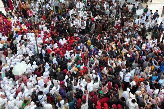 Ganjar Disambut Kiai hingga Ribuan Santri Saat Ziarah Kubro di Masjid Agung Banten - JPNN.COM