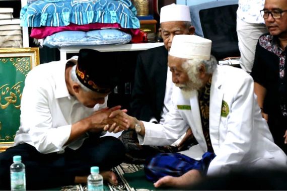 Sowan Abuya Muhtadi, Ganjar Disilakan Menempati Kursi yang Pernah Diduduki Jokowi - JPNN.COM