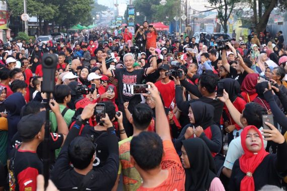 Ganjar Senam Bareng Mak-Mak di CFD Serang, Teriakan Presiden Rakyat Menggema - JPNN.COM