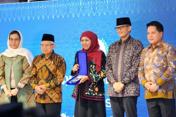Jatim Juara Umum Anugerah Adinata Syariah KNEKS, Gubernur Khofifah Bilang Begini - JPNN.COM