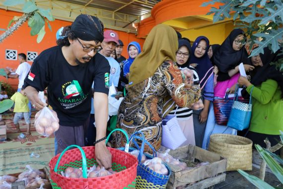 GGN Jatim Sediakan 500 Paket Telur dalam Bazar Murah di Ponorogo - JPNN.COM