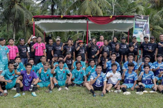 Santri di Pangandaran Ikut Turnamen Sepak Bola U-20 yang Digelar Ganjar Muda Padjajaran - JPNN.COM
