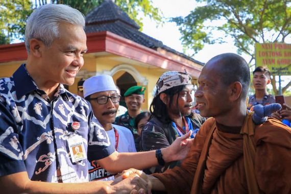 Momen Gubernur Ganjar Menyapa Biksu Thudong di Musala - JPNN.COM