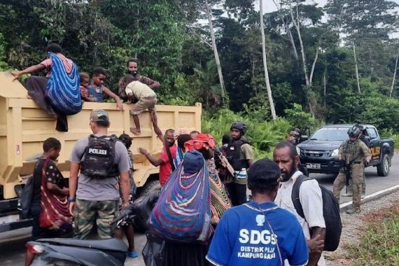 TNI-Polri Kontak Tembak dengan KKB Yotam Bugiangge, Ratusan Warga Nogoloit Mengungsi - JPNN.COM