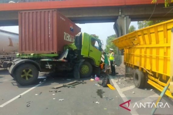 Ngeri, Kecelakaan di Tol Tangerang-Merak, 2 Kendaraan Remuk - JPNN.COM