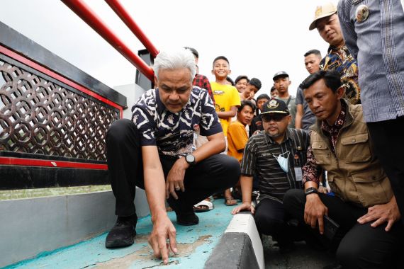 Ganjar Pranowo Tinjau Langsung Pembanguan Jembatan Keseneng di Wonosobo - JPNN.COM
