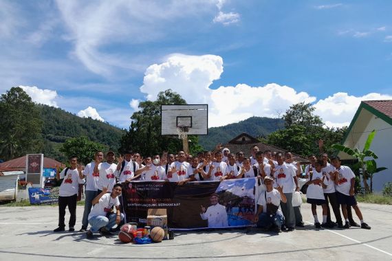 Sukarelawan OMG Merenovasi Lapangan Basket Bareng Masyarakat Balige - JPNN.COM