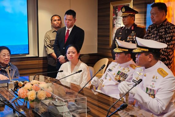 Saat Megawati Meninjau KRI Bung Karno Buatan Anak Bangsa - JPNN.COM