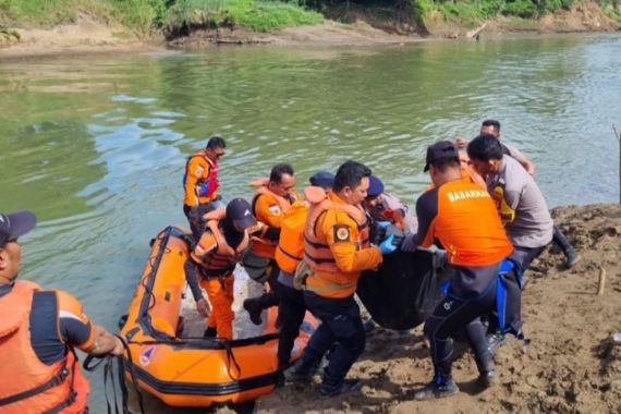 Terjatuh di Sungai Walanae Soppeng, Pria Paruh Baya Ditemukan Sudah Meninggal Dunia - JPNN.COM