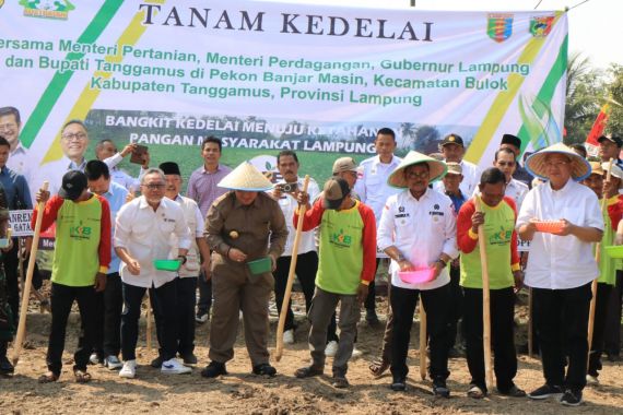 Mentan SYL Bersama Mendag dan Gubernur Lampung Kompak Menanam Kedelai di Tanggamus - JPNN.COM
