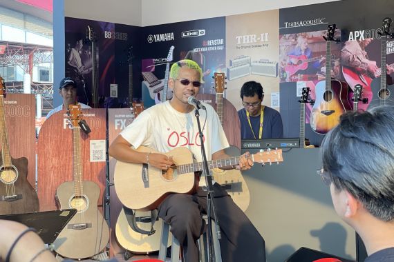 Dibantu Oslo Ibrahim, Yamaha Luncurkan Gitar FX400 di Java Jazz Festival 2023 - JPNN.COM