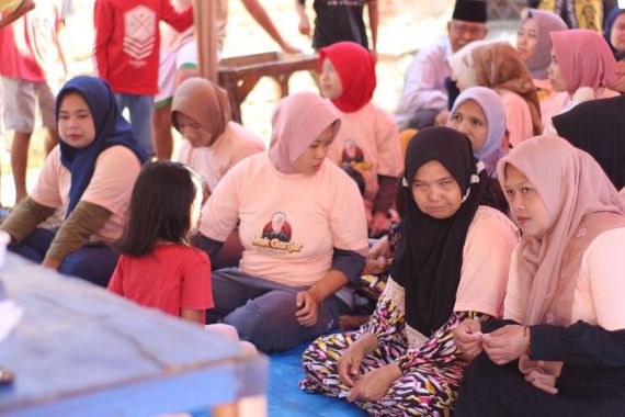 Sukarelawan Ganjar Ajarkan Ibu-Ibu Cara Pembuatan Bakso Aci - JPNN.COM