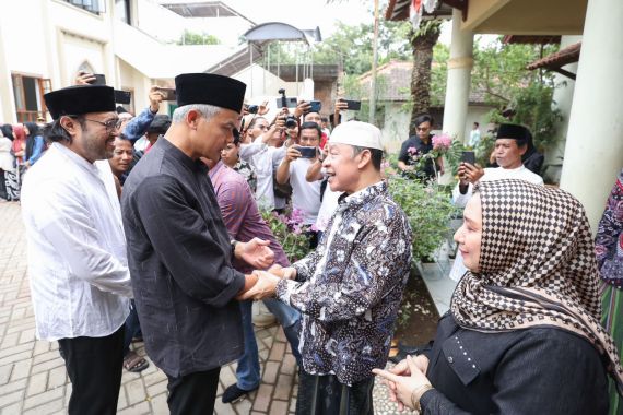 Ganjar Pranowo Disambut Nyai dan Santri Ketika Berkunjung ke Ponpes Buntet Cirebon - JPNN.COM