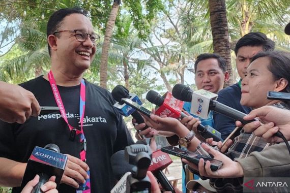 Anies Bersama Keluarga Menonton Formula E Jakarta: Saya Beli Tiket, Saya Bukan Undangan - JPNN.COM