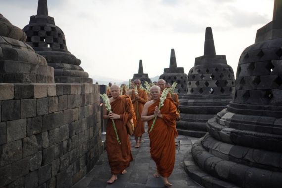 32 Bhikkhu Tiba di Candi Borobudur Setelah Menempuh Perjalanan 2.600 Kilometer - JPNN.COM