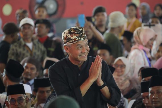 Ganjar Disematkan Belangkon dan Diterima Keluarga Besar Masyarakat Cirebon - JPNN.COM