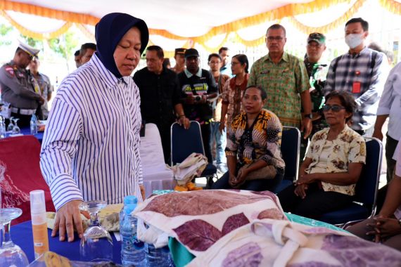 Jurus Mensos Risma Memotivasi Mama-Mama Perajin Batik di Biak Numfor, Bikin Terharu - JPNN.COM