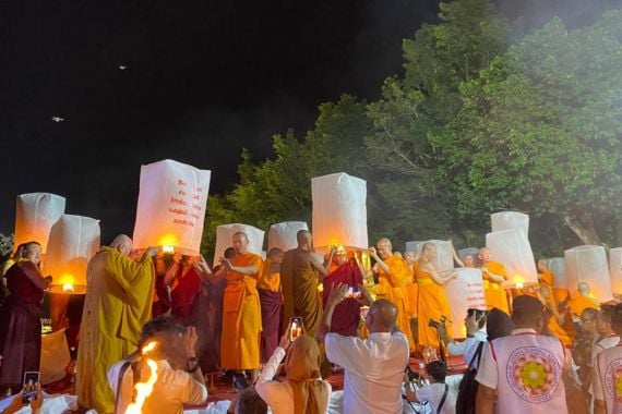 Pelepasan Ribuan Lampion Tutup Rangkaian Perayaan Hari Waisak 2023 di Candi Borobudur - JPNN.COM