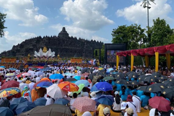 Puncak Perayaan Waisak 2023, Ribuan Umat Buddha Khidmat Berdoa di Candi Borobudur - JPNN.COM