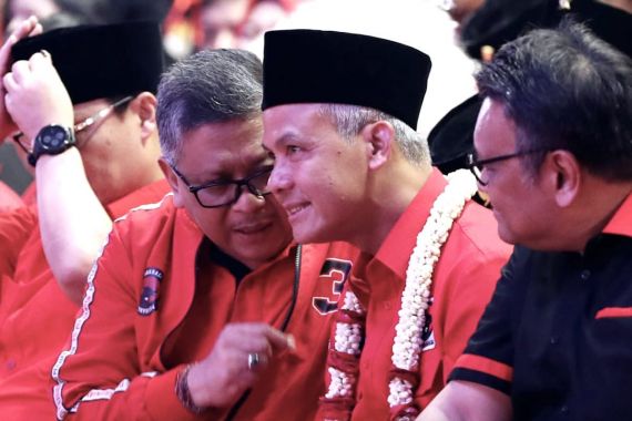 Jokowi Terkesan Buntuti Kampanye Ganjar, PDIP: Prabowo, kan, Tidak Bisa Blusukan - JPNN.COM