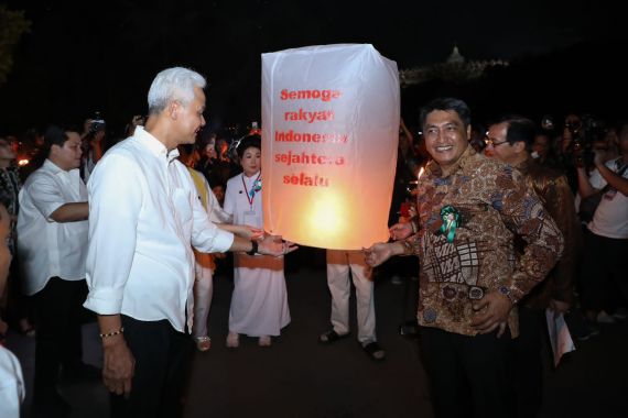Ganjar Ikut Terbangkan Lampion di Borobudur dan Rasakan Kebahagiaan Umat Buddha - JPNN.COM