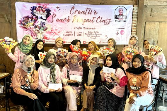 Srikandi Ganjar Ajarkan Perempuan Milenial Jepara Membuat Buket dari Snack - JPNN.COM