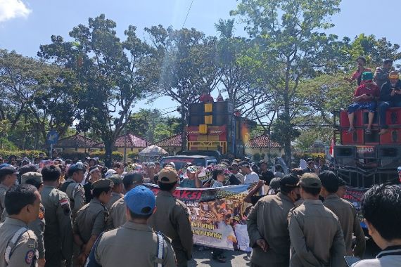 Warga Geruduk Kantor Bupati Lombok Barat, Dirut PT AMGM Jadi Sasaran - JPNN.COM