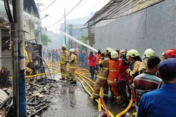 Kebakaran di Tambora Jakarta Barat, 9 Rumah Hangus - JPNN.COM