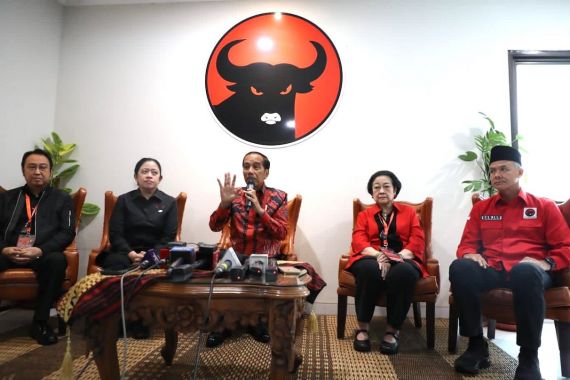 Jumpa Pers Bersama Megawati, Jokowi Sebut Ganjar Punya Nyali dan Berani - JPNN.COM