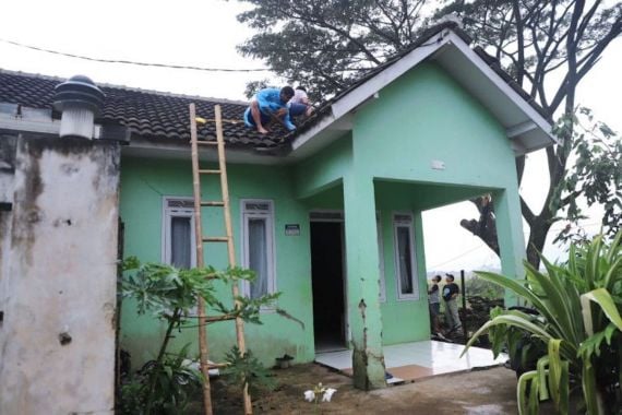 141 Rumah Rusak Diterjang Angin Puting Beliung di Kabupaten Bandung - JPNN.COM