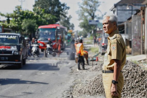 Ganjar Anggarkan Rp 437 M Untuk Kebut Perbaikan dan Pemeliharaan Jalan - JPNN.COM