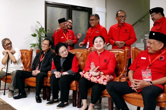 Megawati Tertawa Saat Lagu Jarji Jarbeh Didendangkan, Lihat Ekspresi Mereka - JPNN.COM