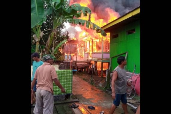 Kebakaran Menghanguskan 7 Rumah di Bulungan - JPNN.COM