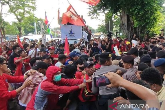Massa Pendukung Haris Azhar Mencoba Mengadang Luhut Binsar - JPNN.COM