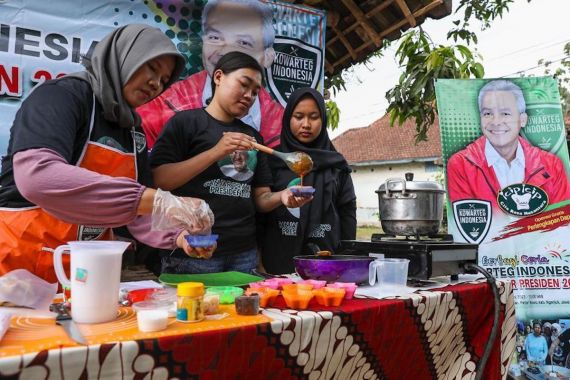 Kowarteg Indonesia Gelar Pelatihan Pembuatan Kue Bareng Ibu-Ibu di Nganjuk - JPNN.COM