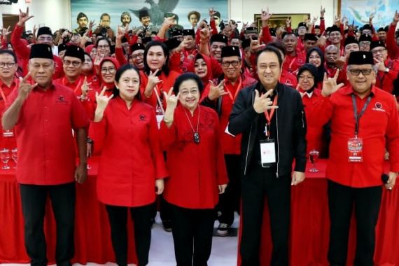 Rakernas III Resmi Selesai, Ditandai Pose Salam Metal Megawati Bersama Fungsionaris PDIP - JPNN.COM