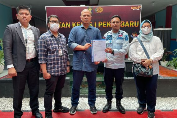 Ke Riau Bawa Putusan MA, Jaksa KPK Jebloskan Mantan Bupati Kuansing ke Penjara - JPNN.COM