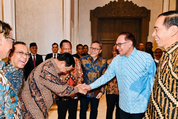 Temui PM Malaysia, Jokowi Bawa Prabowo, Lihat Ekspresi Mereka - JPNN.COM