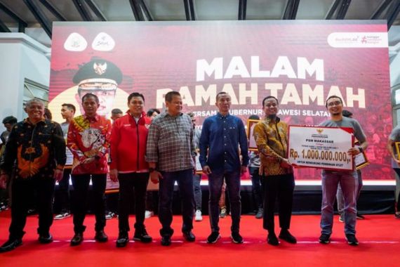 Gubernur Sulsel Serahkan Bonus Rp 1 M untuk Juara Liga 1 PSM Makassar - JPNN.COM