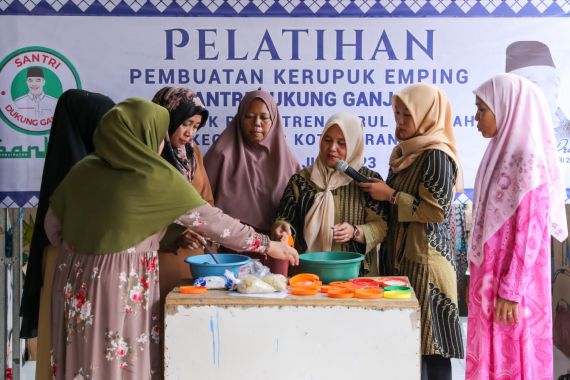 Santri Dukung Ganjar Gelar Pelatihan Pembuatan Emping Bareng Warga Serang - JPNN.COM