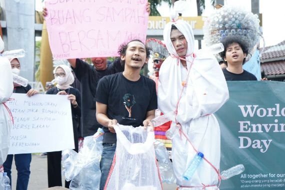 Hari Lingkungan Hidup, Mahasiswa UBL Kampanyekan Setop Sampah Plastik  - JPNN.COM