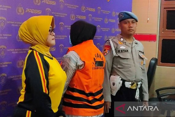 Ibu Sarifah Digerebek Bareng 10 Orang di Dalam Rumah Cianjur - JPNN.COM