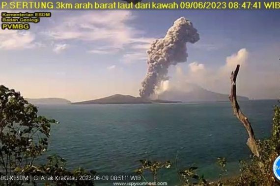 Gunung Anak Krakatau Erupsi, Menyemburkan Abu Setinggi 3 Km - JPNN.COM