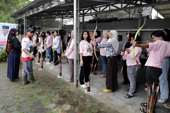 Lewat Pelatihan Memanah, Sukarelawan Srikandi Sumsel Kenalkan Ganjar Pranowo - JPNN.COM