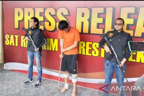 Inilah Tampang Penjambret yang Menewaskan IRT di Pekanbaru, Kakinya Diterjang Peluru, Lihat - JPNN.COM