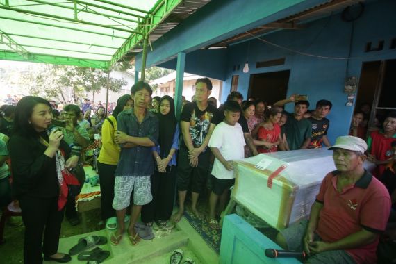 Karolin Serahkan Jenazah Korban Penusukan Oknum TNI AD Kepada Keluarga di Landak - JPNN.COM